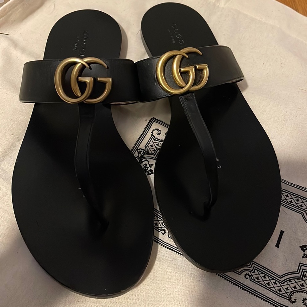Authentic Gucci leather thong sandal size 40